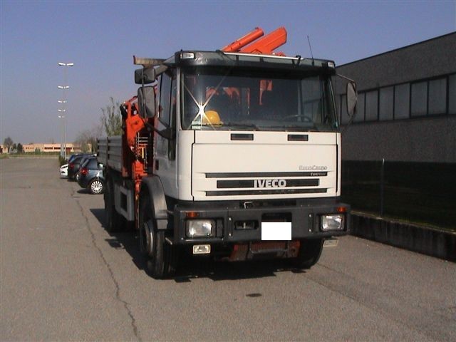 Autocarro iveco eurocargo 180 con gru dietro cabina